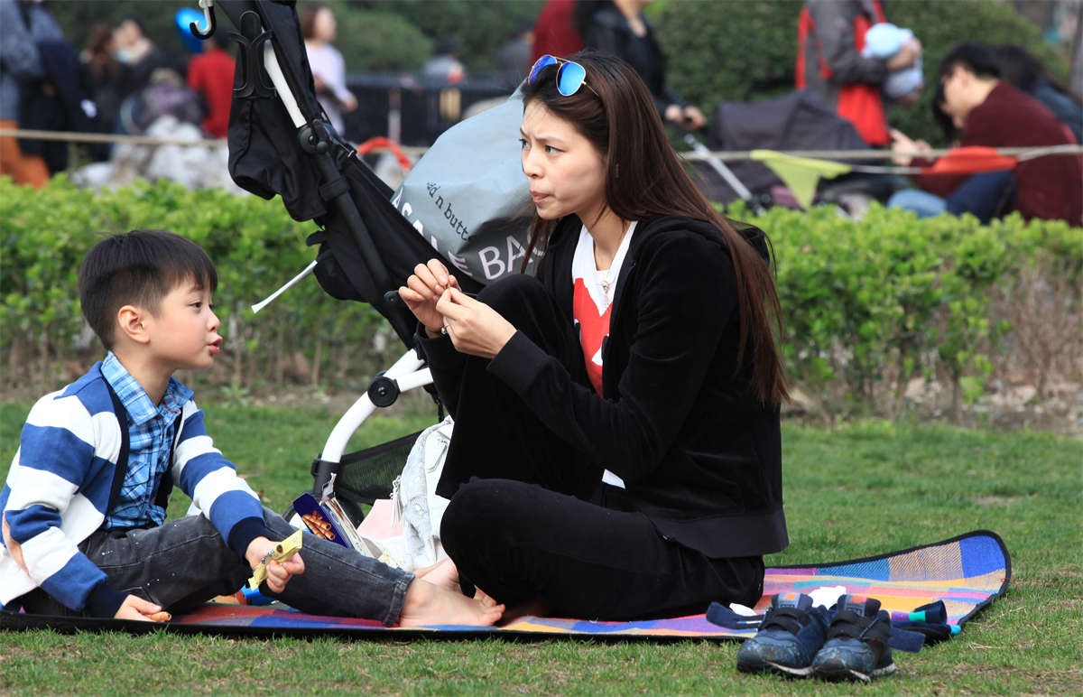 图片[2]-踏青公园街拍系列No.1096 草地上墨镜少妇高清晰足度-日更街拍