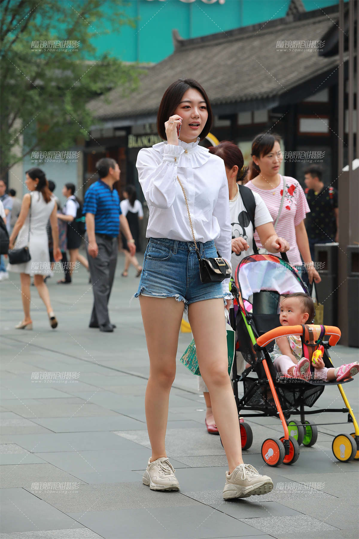 短发，热裤，白皙美腿小姐姐-日更街拍