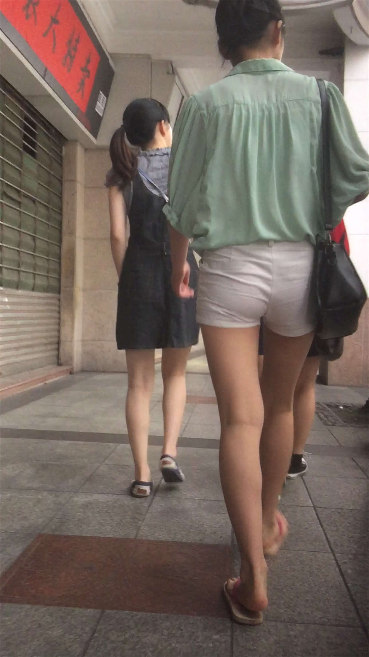 图片[2]-白色短裤美女-日更街拍