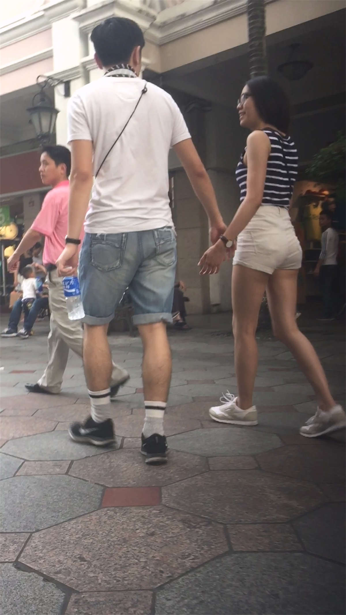 白色短裤美女-日更街拍