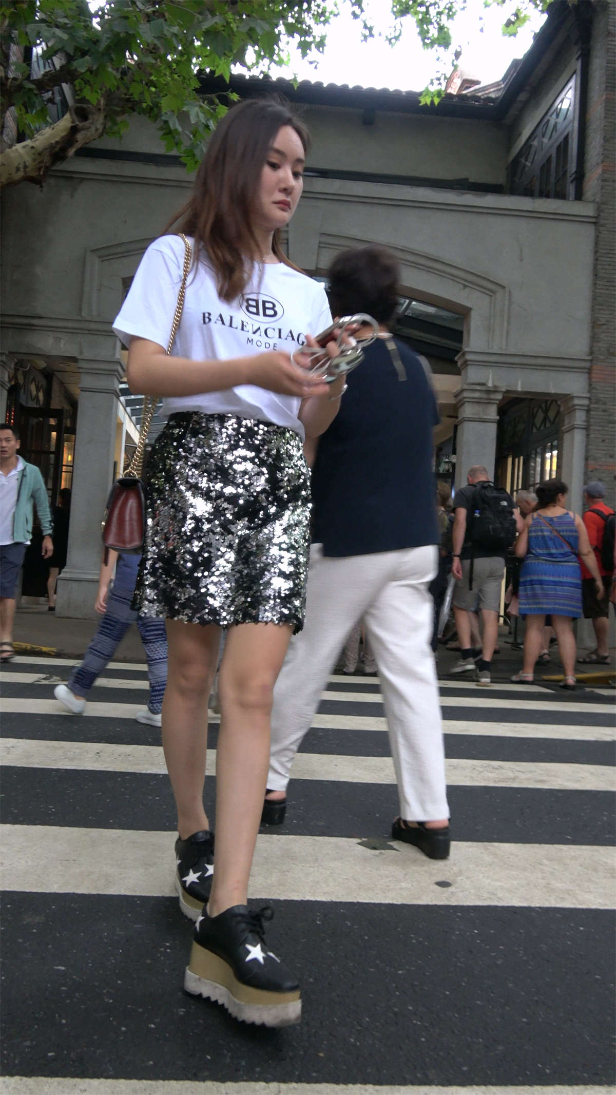 图片[2]-街拍白T恤美腿小姐姐的短裙亮闪闪-日更街拍