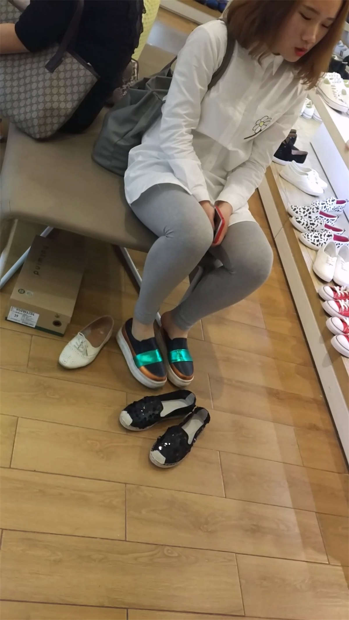 图片[2]-几位试鞋的少妇-日更街拍