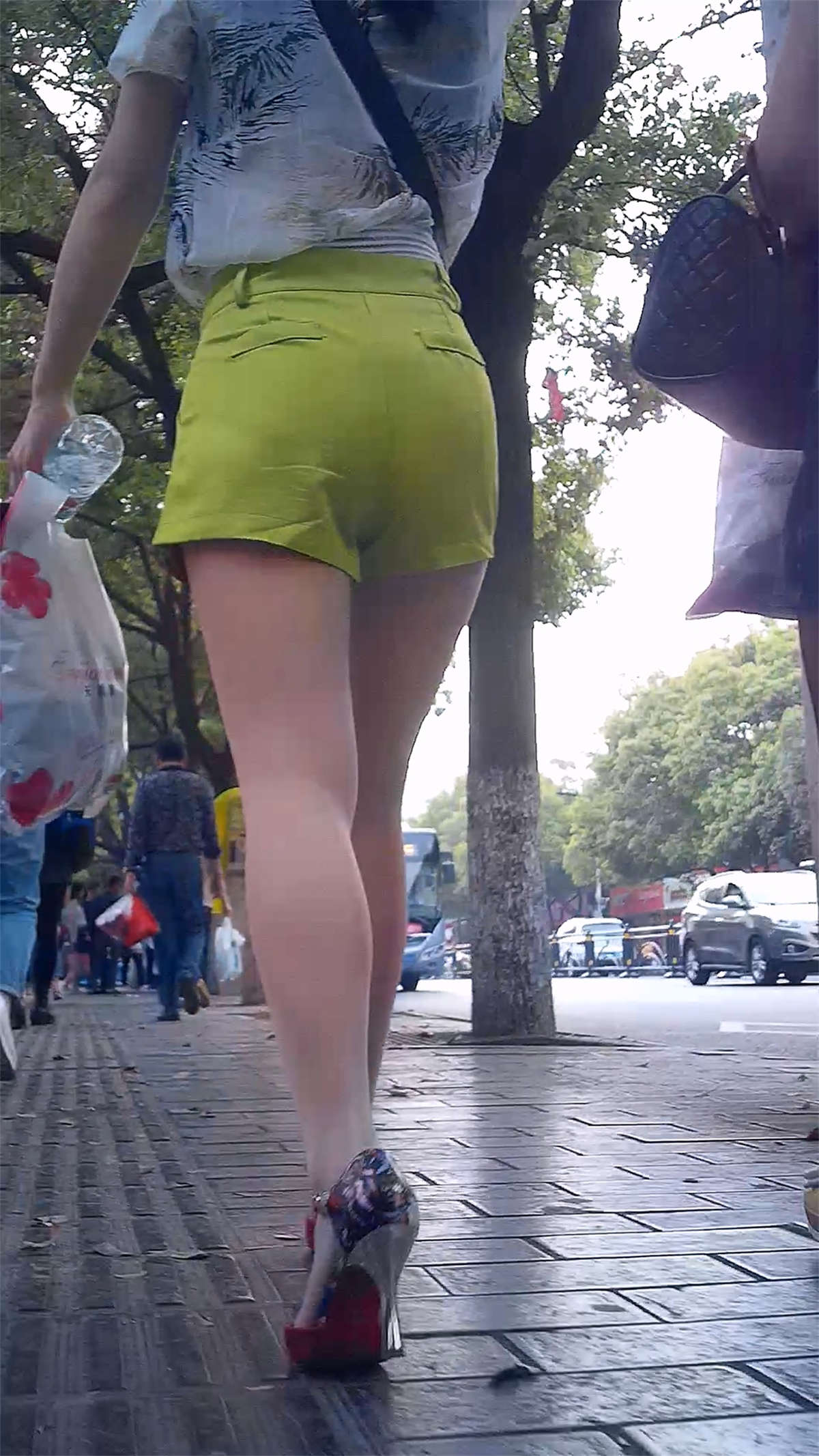 周围各种丝都比不过这双高跟美腿-日更街拍