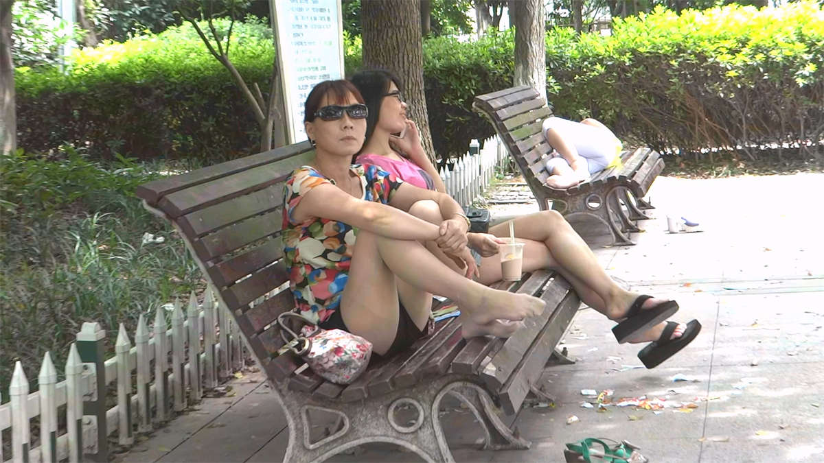 图片[2]-眼镜少妇长椅上肉丝足-日更街拍