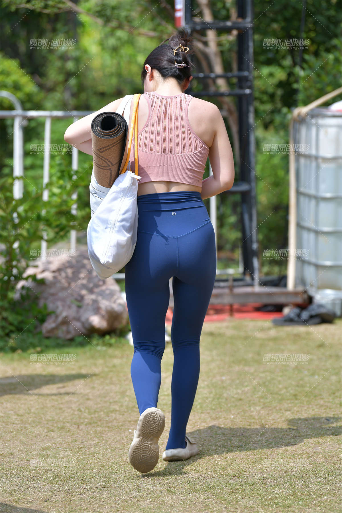 ★蓝色瑜伽紧身裤美女-日更街拍