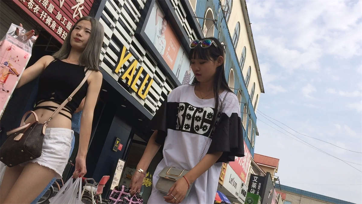 气质秀街拍白色短裤妹妹身材极好-日更街拍