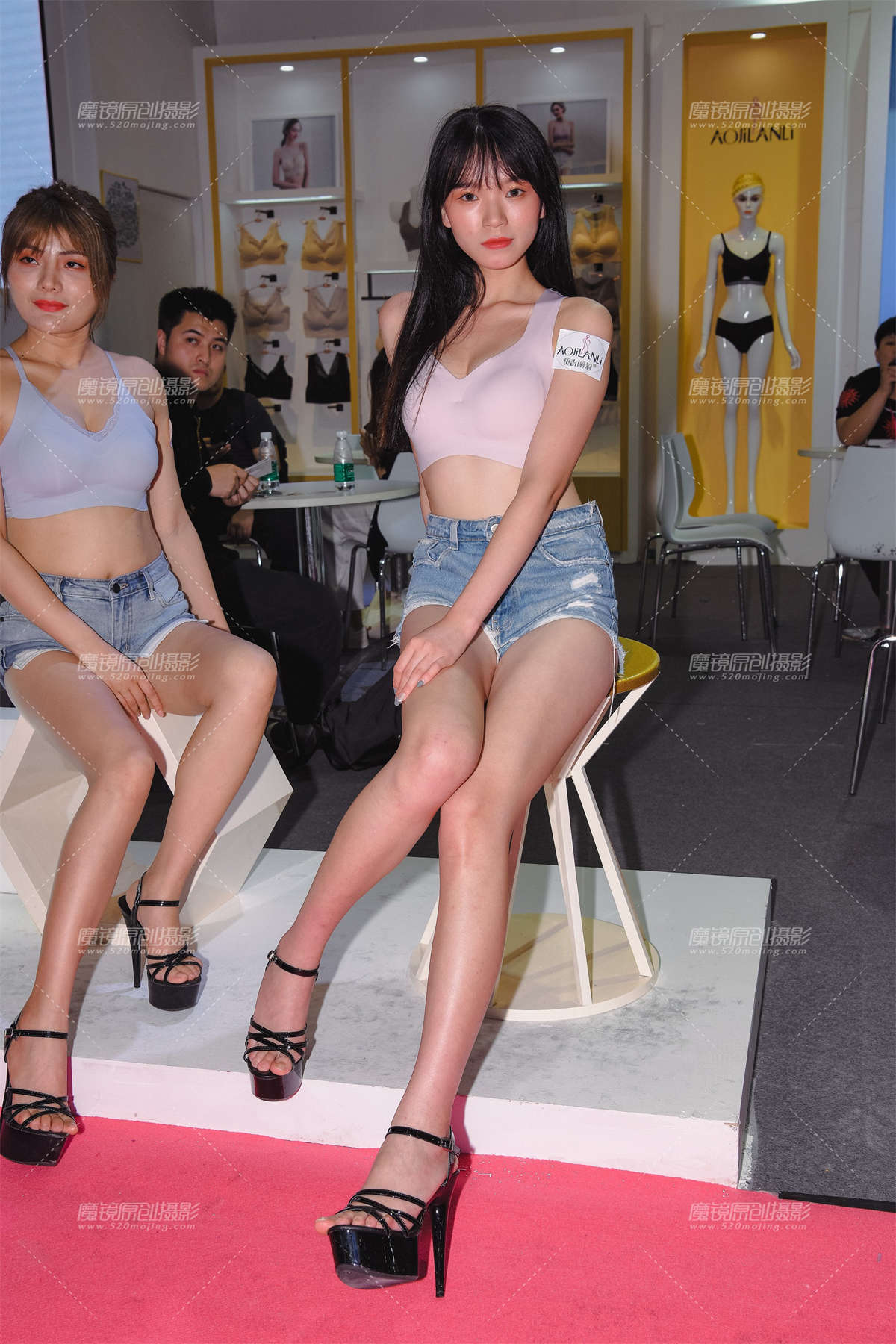 图片[2]-【久久赛帖】2019深圳内衣展热裤美女-日更街拍
