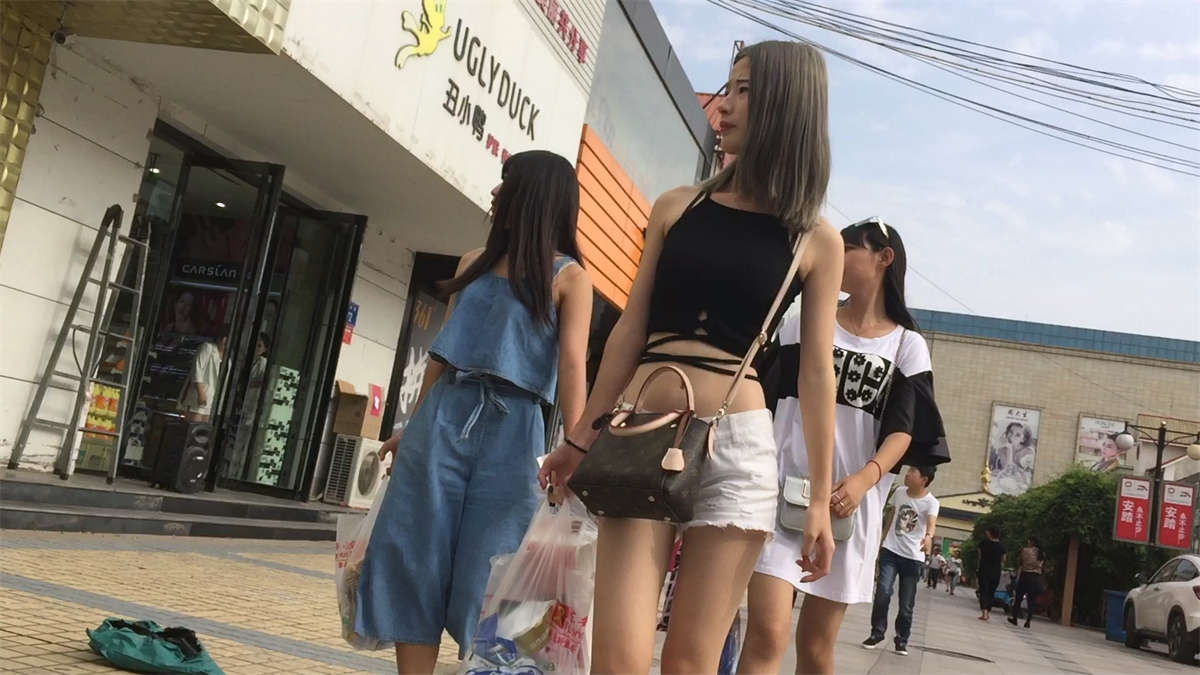 图片[2]-气质秀街拍白色短裤妹妹身材极好-日更街拍