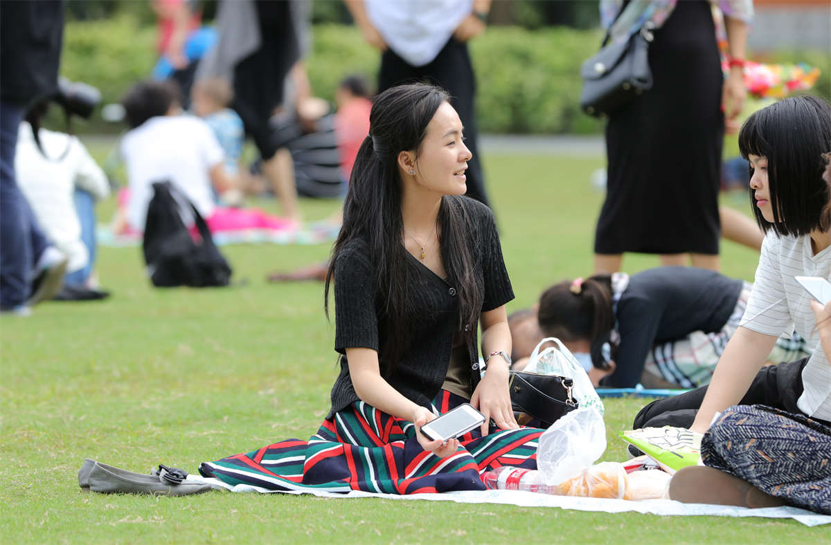 图片[2]-踏青公园街拍系列No.1097 草地上的气质女孩或躺或坐多姿势解锁 第1套-日更街拍