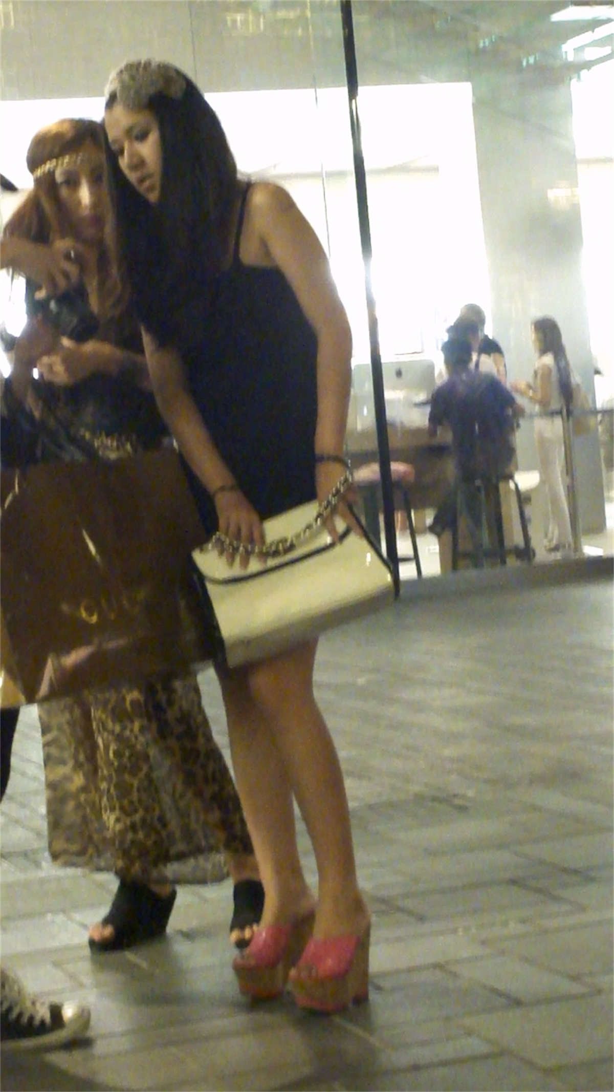 图片[2]-街拍2个时尚性感的美女模特-日更街拍