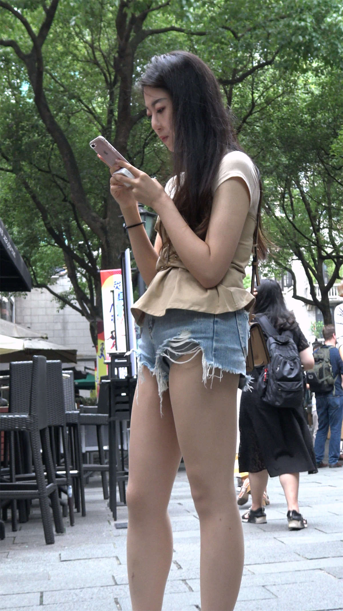 图片[2]-街拍超短牛仔热裤美女小姐姐-日更街拍