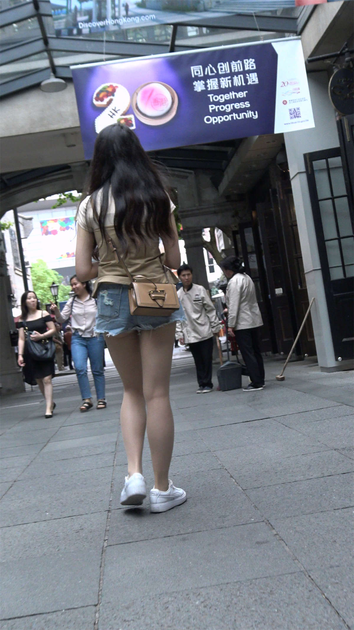 街拍超短牛仔热裤美女小姐姐-日更街拍