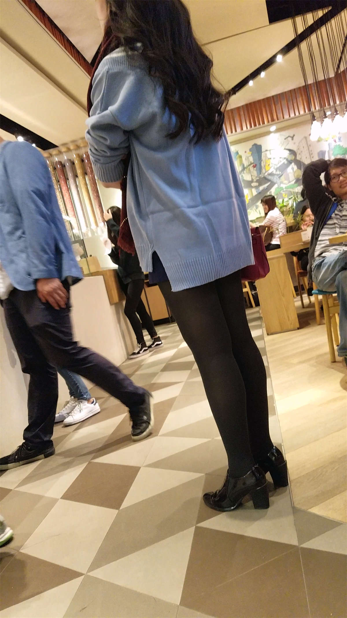 黑色丝袜高跟鞋美少妇诱人美腿-日更街拍