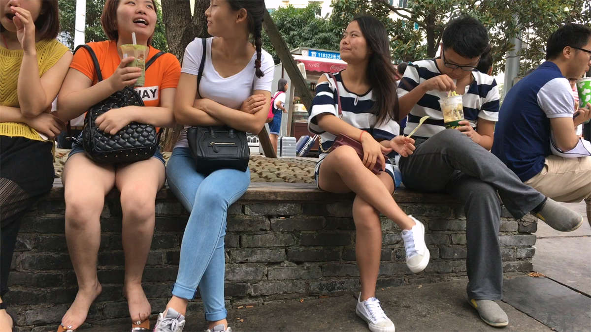 蓝色紧身牛仔裤美胸小少妇-日更街拍