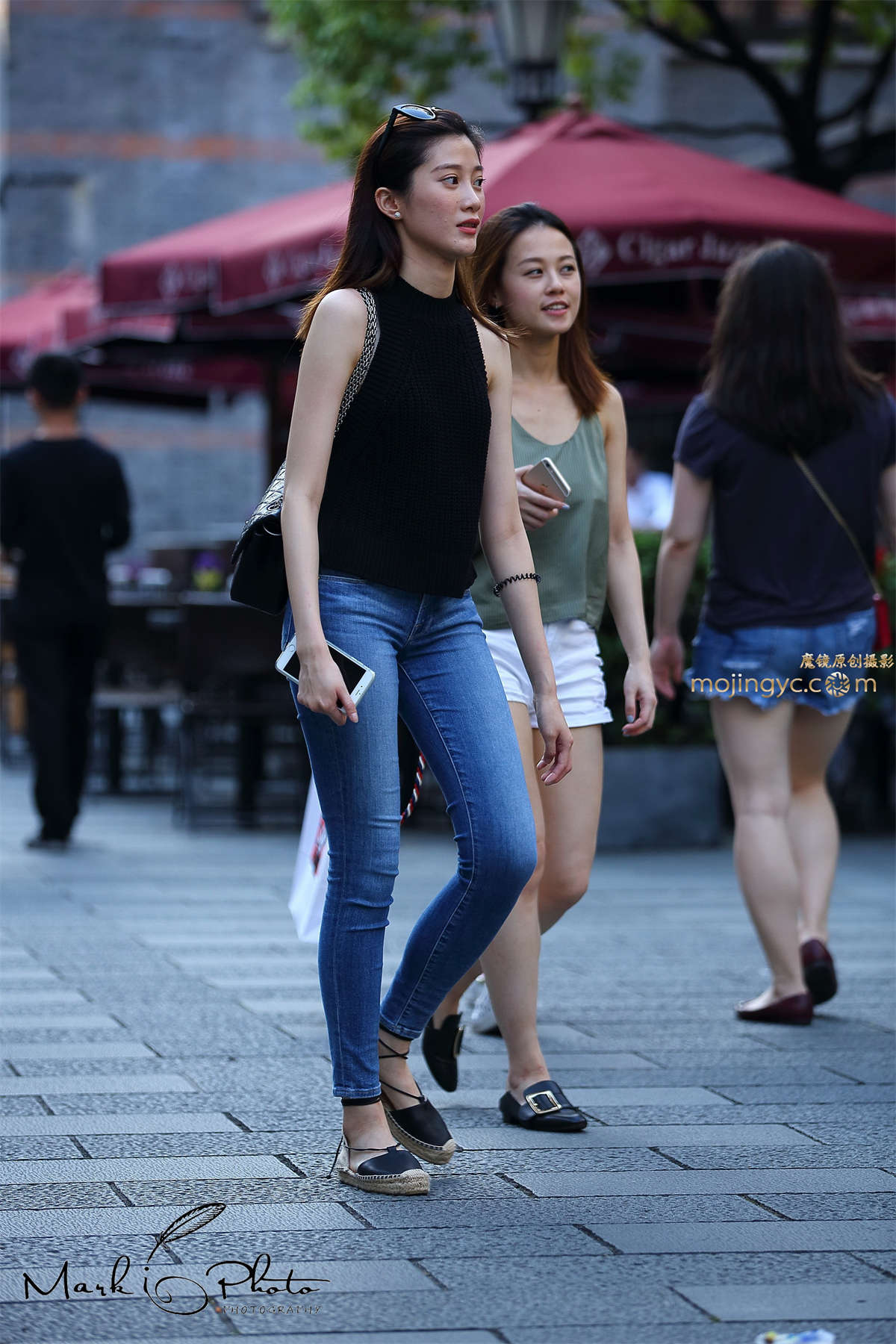 黑色小背心紧身牛仔裤-日更街拍