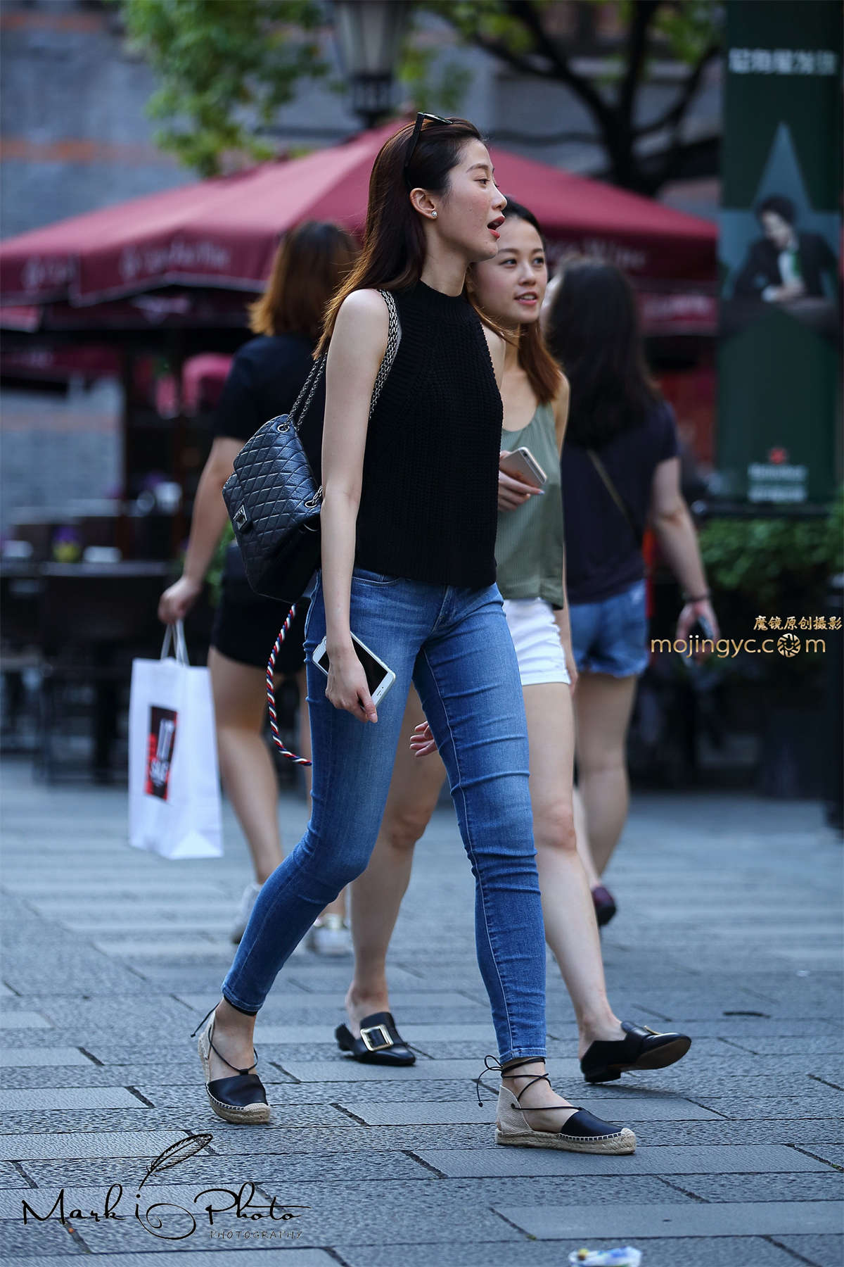 图片[2]-黑色小背心紧身牛仔裤-日更街拍