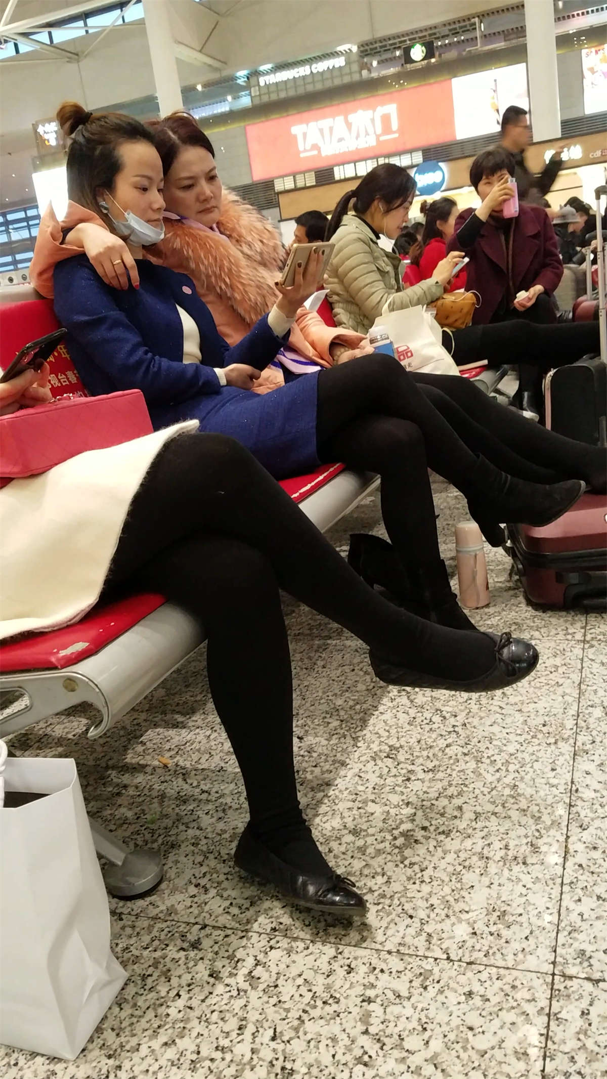 [4K高清视频]极品火车站候车的黑丝袜大美妞-日更街拍