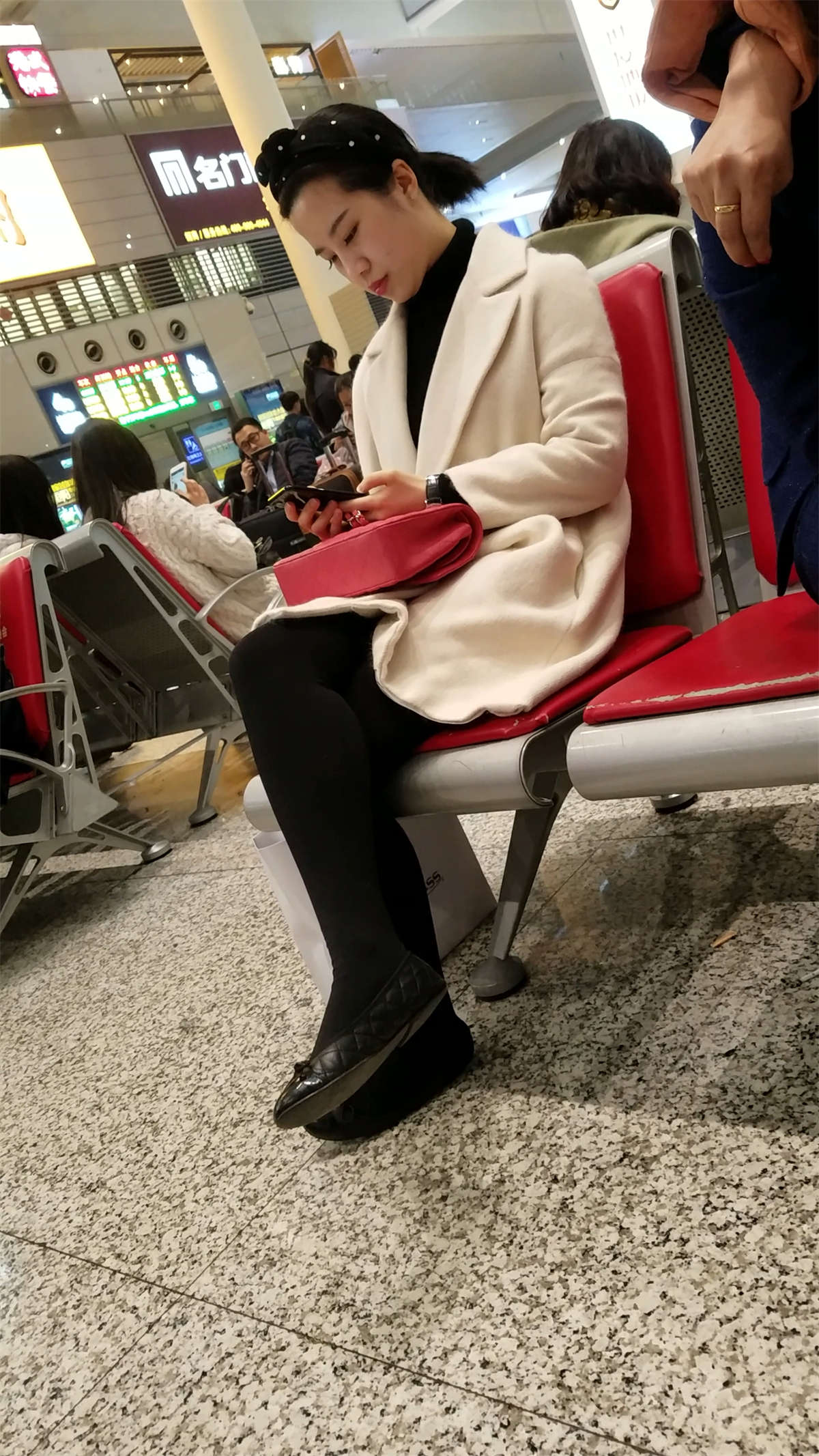 图片[2]-[4K高清视频]极品火车站候车的黑丝袜大美妞-日更街拍