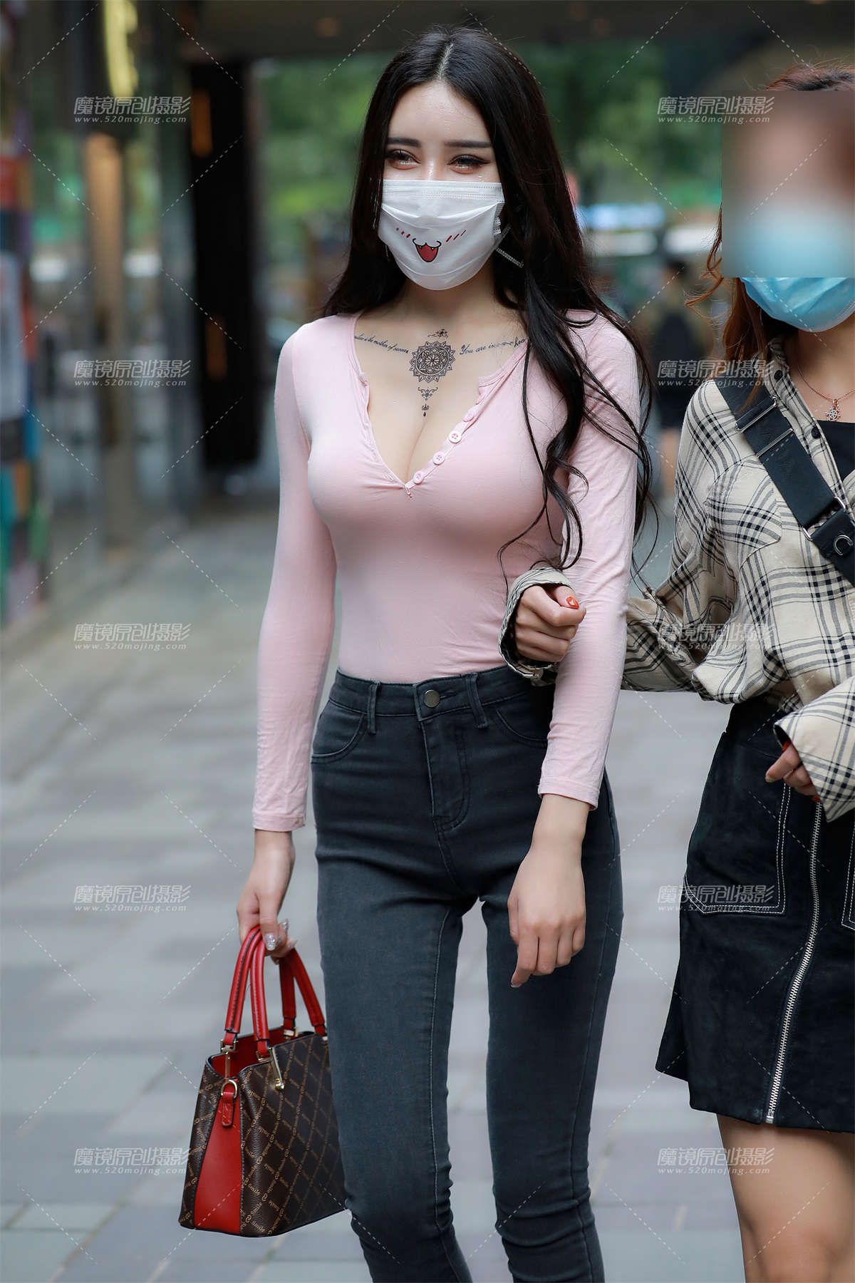 图片[2]-【玻璃街拍】性感牛仔裤小姐姐-日更街拍