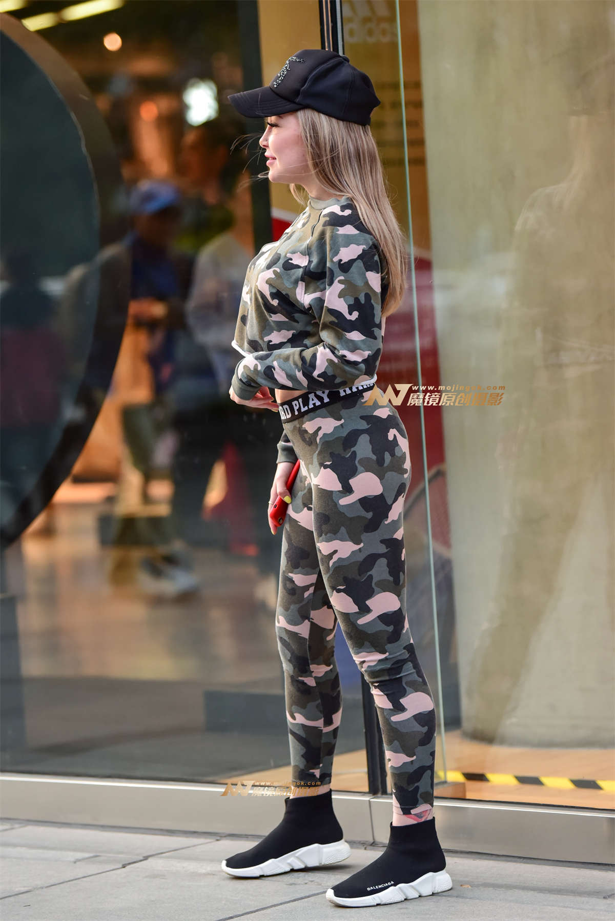 图片[2]-迷彩紧身 混血美女 小翘臀-日更街拍