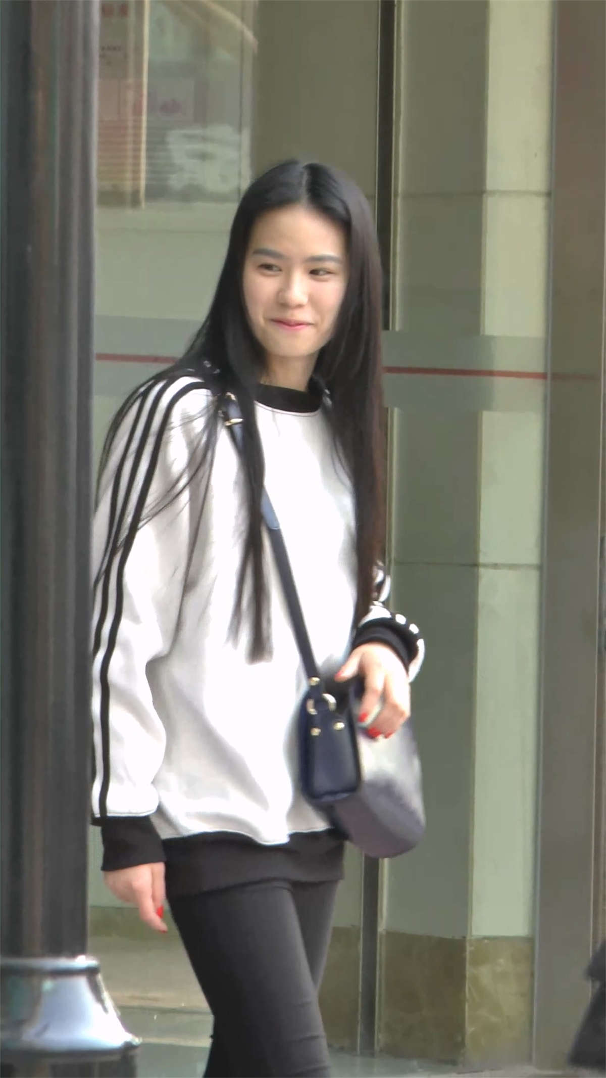 图片[2]-黑色打底裤美女-日更街拍