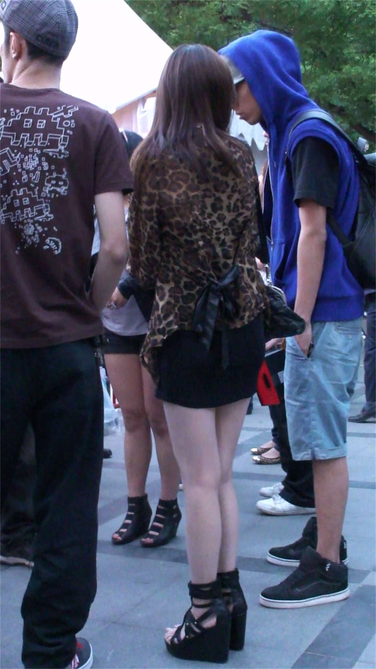 图片[2]-街拍豹纹短裙肉感美女-日更街拍