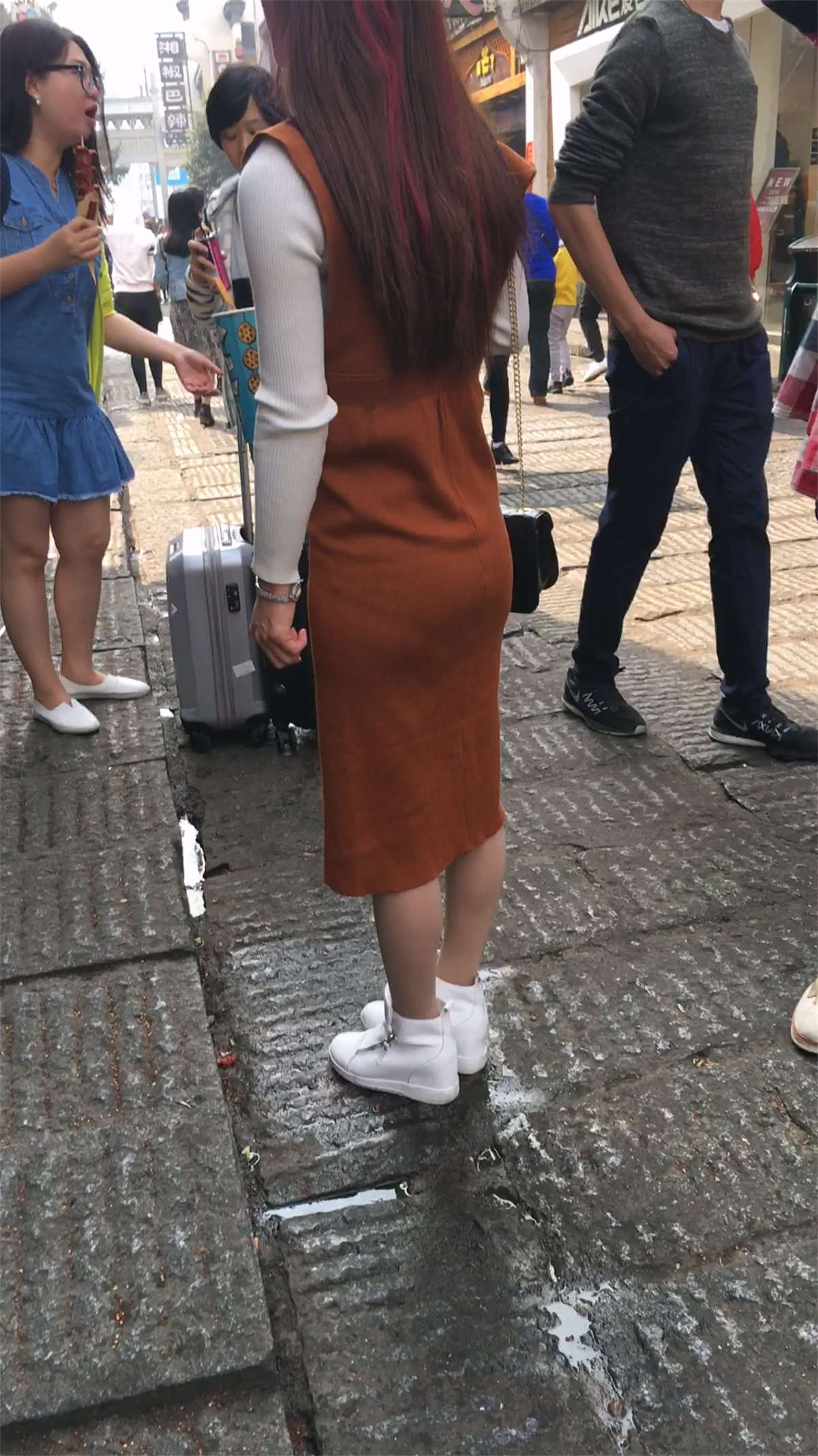 图片[2]-紧身长裙肉色丝袜漂亮美眉-日更街拍