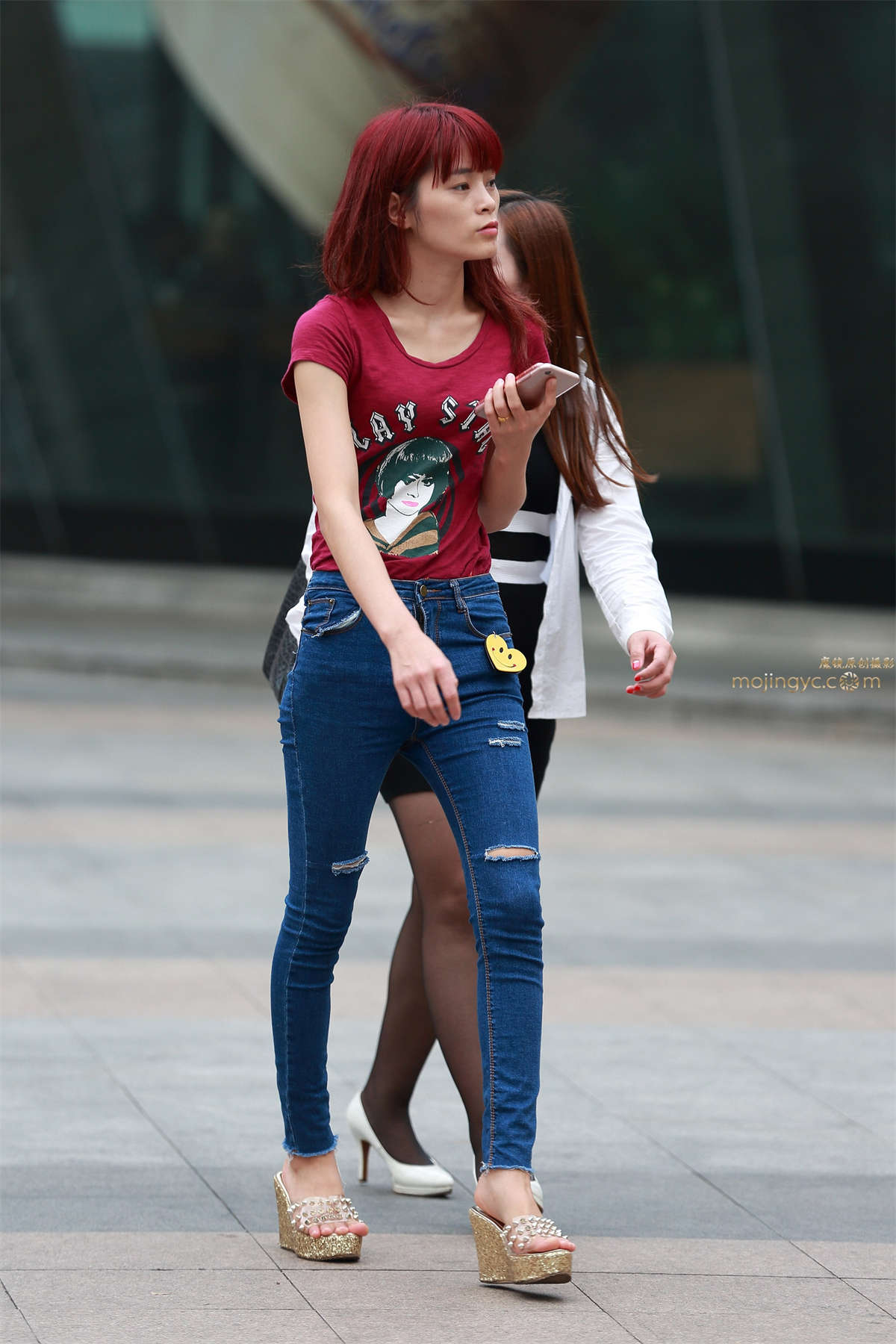 紧身牛仔裤，厚底凉拖（9）插图1