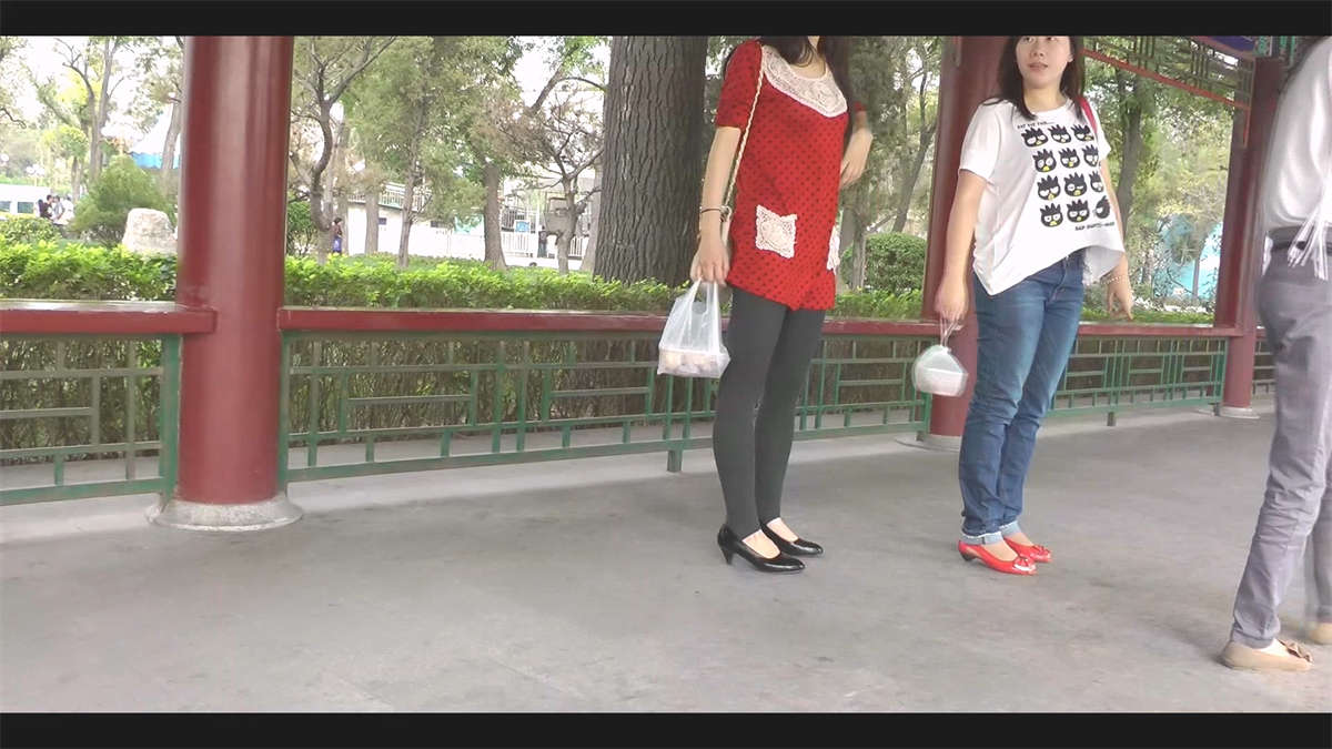 图片[2]-脸蛋可佳的少妇脚丫玩弄鞋子 灰丝踩脚袜-日更街拍