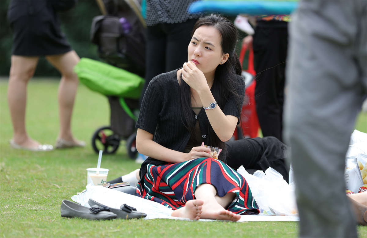 图片[2]-踏青公园街拍系列No.1098 草地上的气质女孩或躺或坐多姿势解锁 第3套-日更街拍