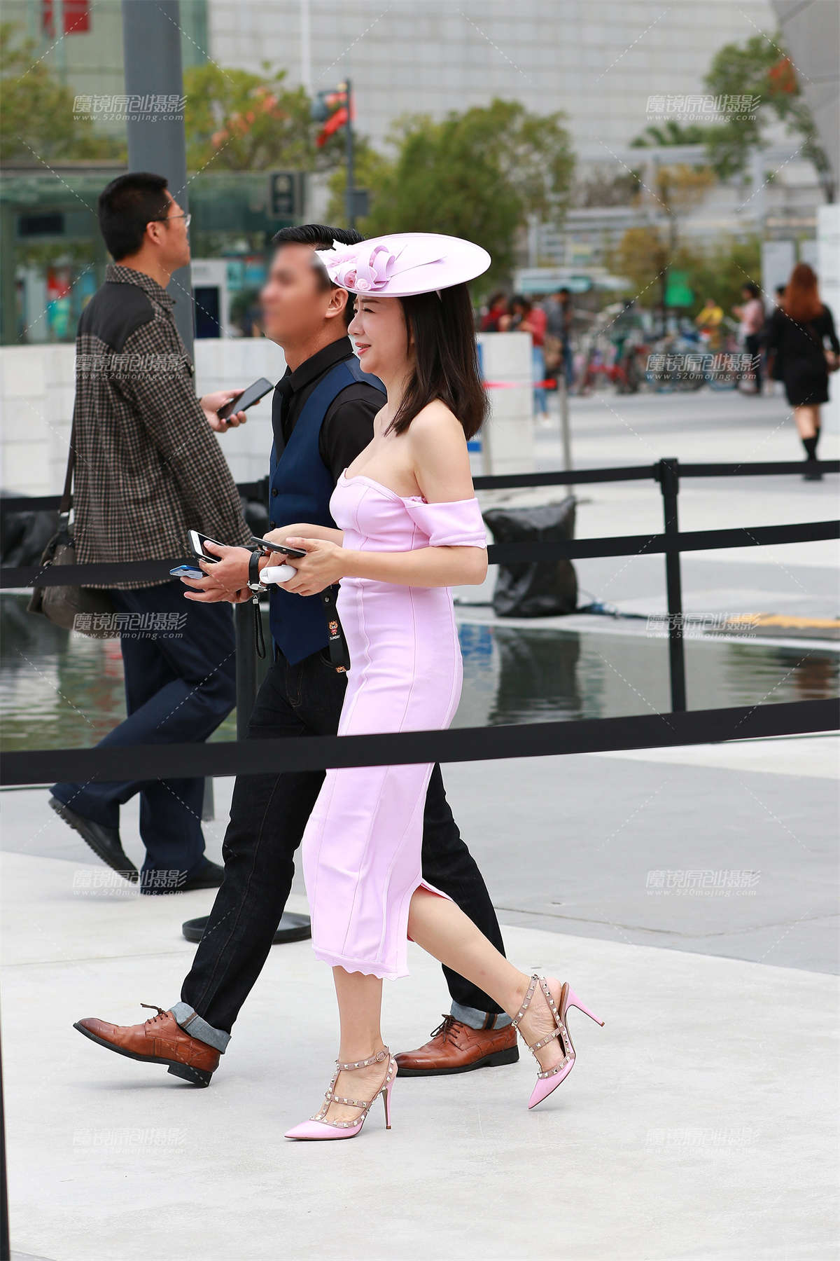 粉红色，裹胸包臀__-日更街拍