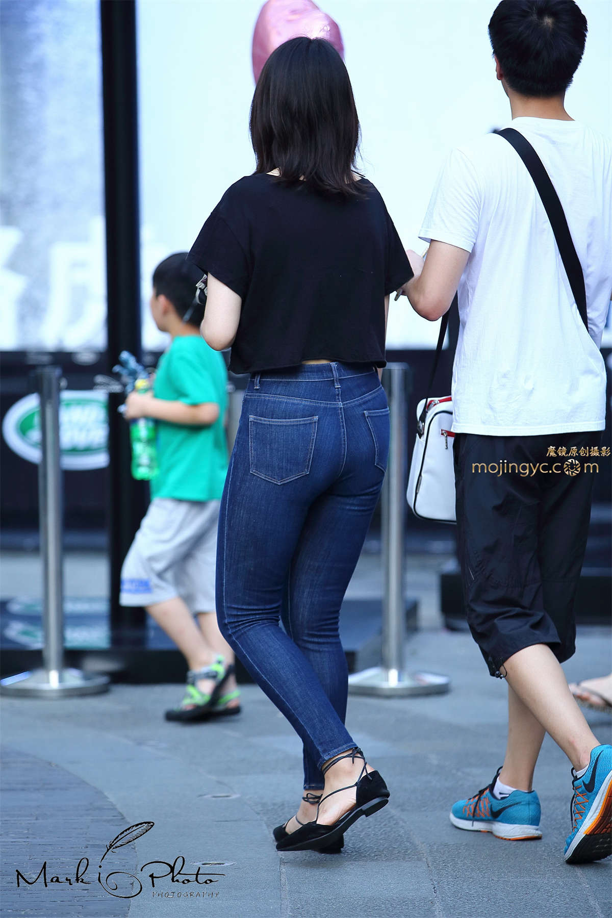 黑衣深蓝色紧身牛仔裤-日更街拍