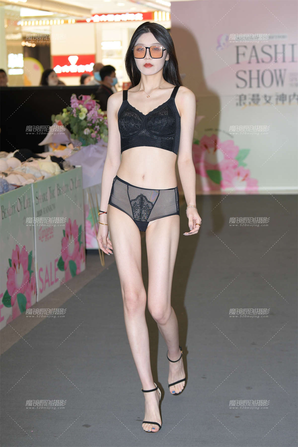 图片[2]-2023三八女神节，大长腿的美女-日更街拍