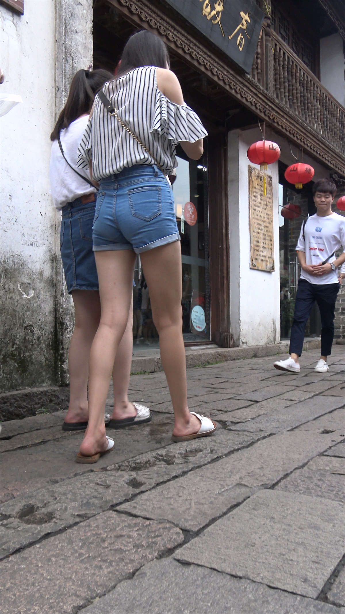 图片[2]-高挑长腿热裤性感美女-日更街拍