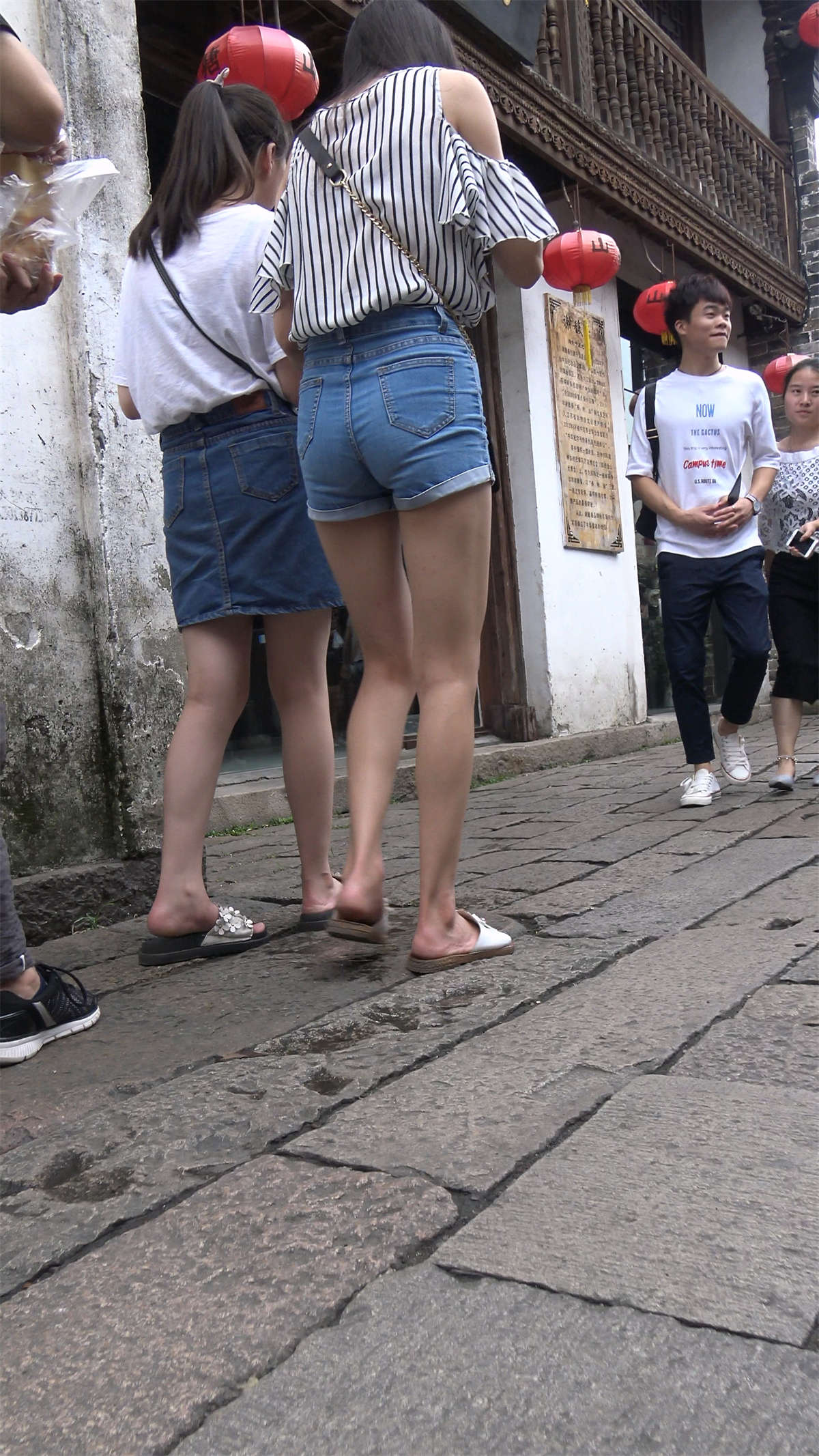 高挑长腿热裤性感美女-日更街拍