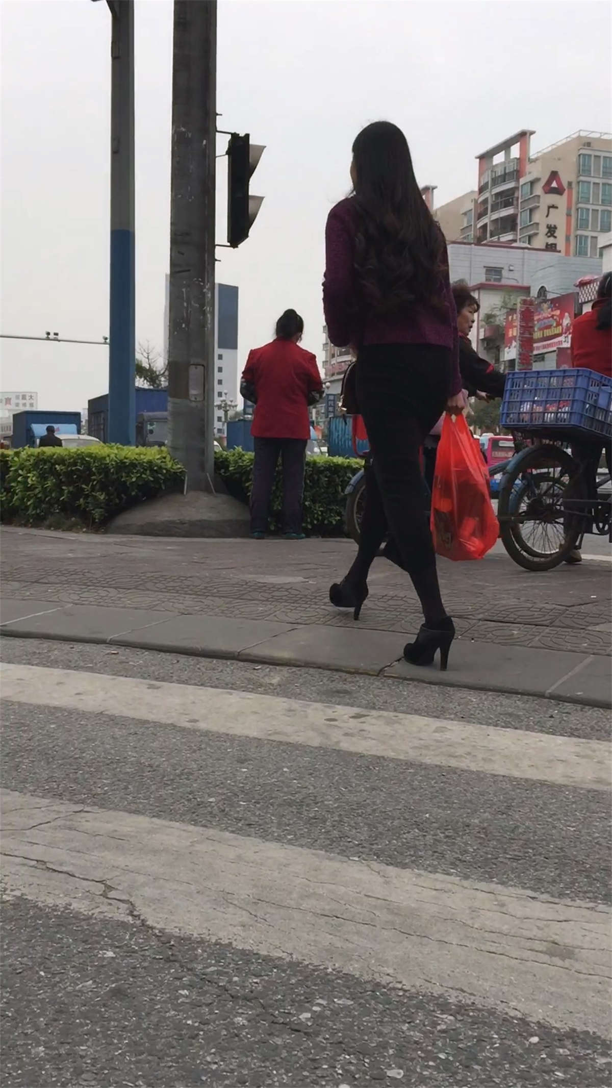 图片[2]-极品黑长裙美女-日更街拍