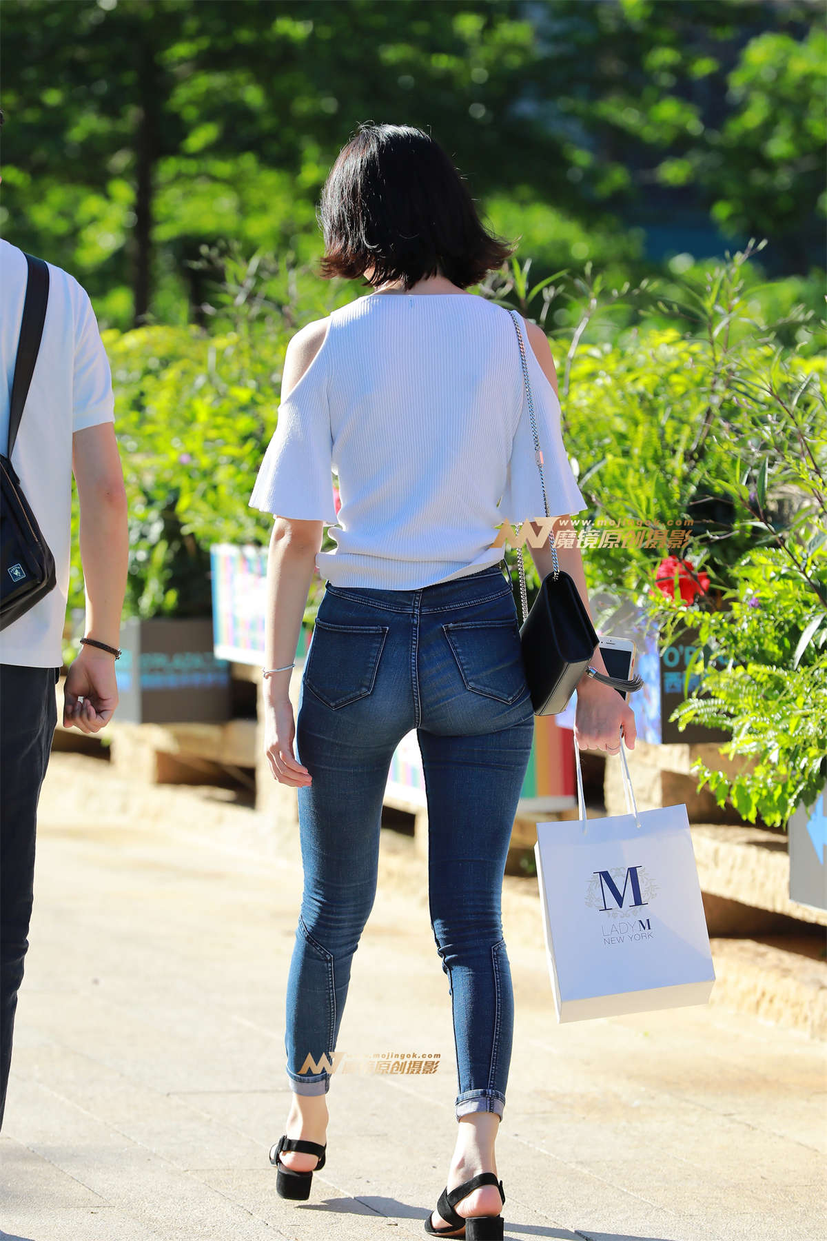 图片[2]-【视觉冲击赛帖】阳光下的 紧牛铅笔裤 MM-日更街拍