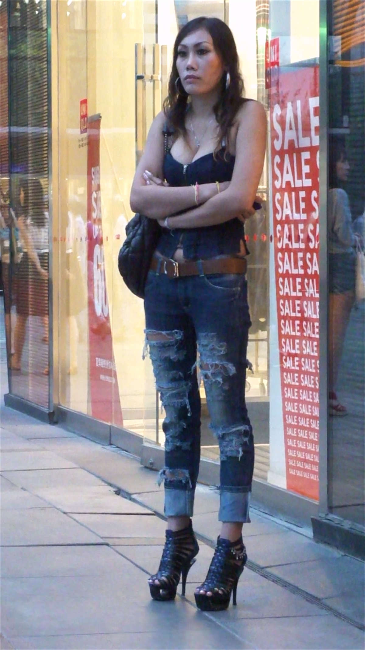 图片[2]-街拍爆乳牛仔紧身裤美女-日更街拍