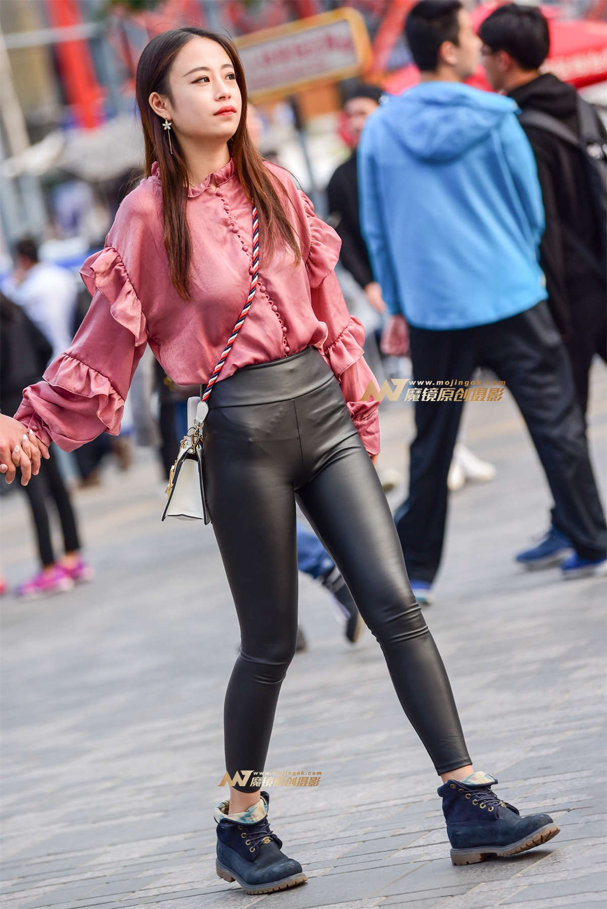 皮裤美女 勒痕若隐若现-日更街拍