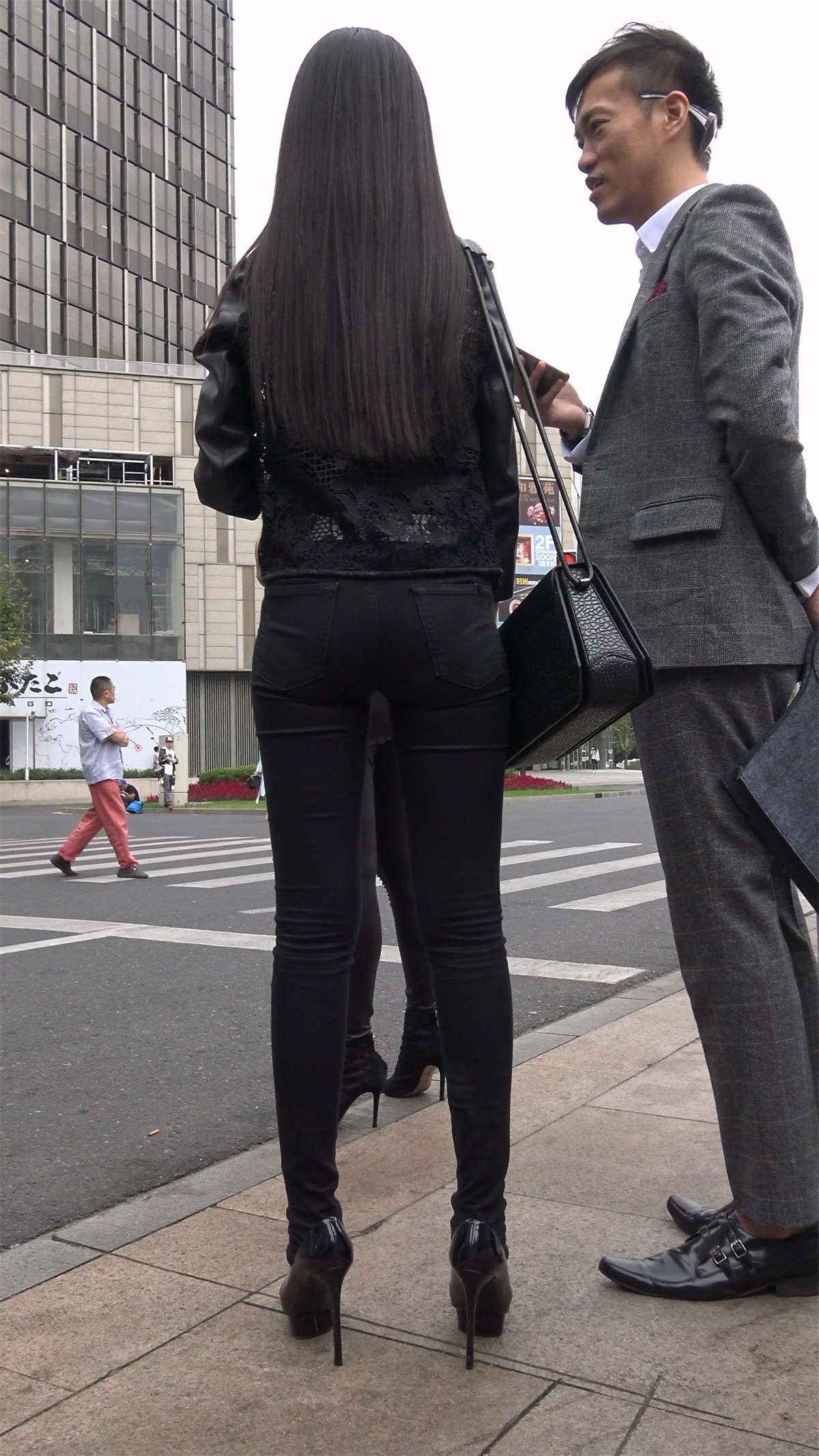 黑色紧身裤一米八长腿美女2-日更街拍