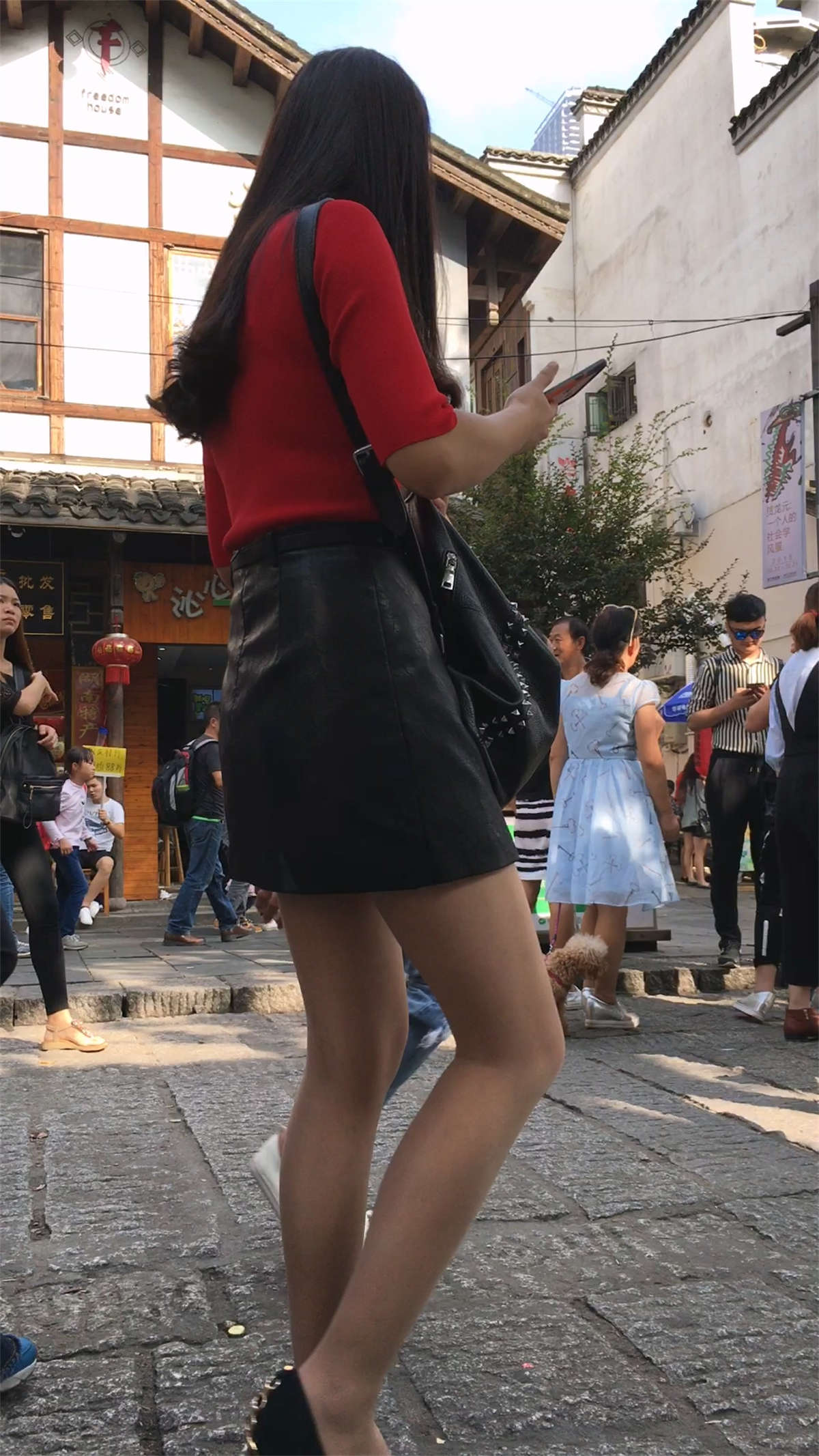 图片[2]-黑色包臀皮短裙肉色丝袜高跟长发少妇极品美腿-日更街拍