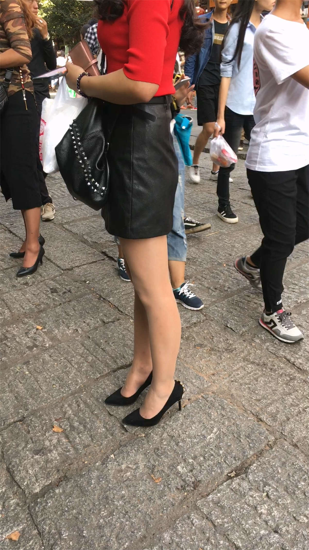 黑色包臀皮短裙肉色丝袜高跟长发少妇极品美腿-日更街拍
