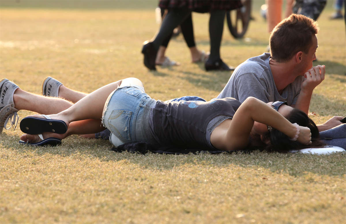 图片[2]-踏青公园街拍系列No.1291 活力型青春女孩的人字拖-日更街拍