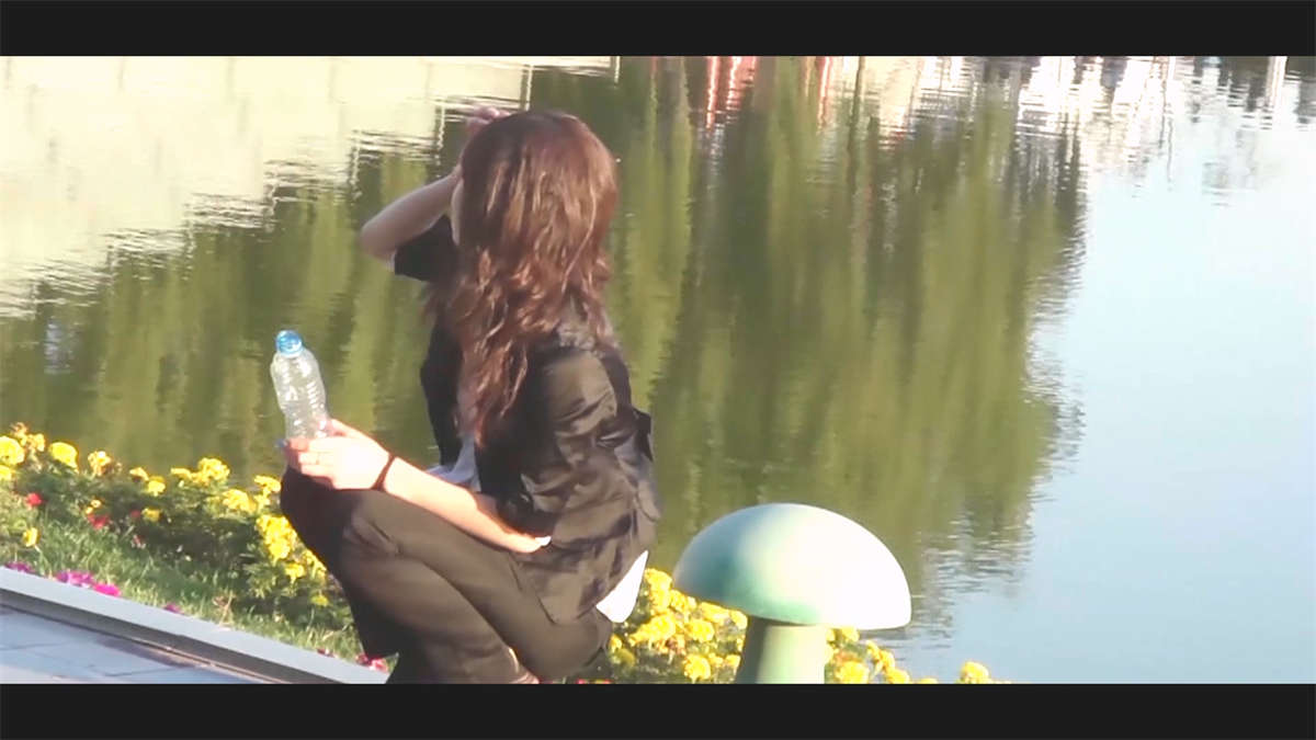 图片[2]-兵哥哥身旁的美丽年轻姑娘 短黑丝无限挑鞋-日更街拍