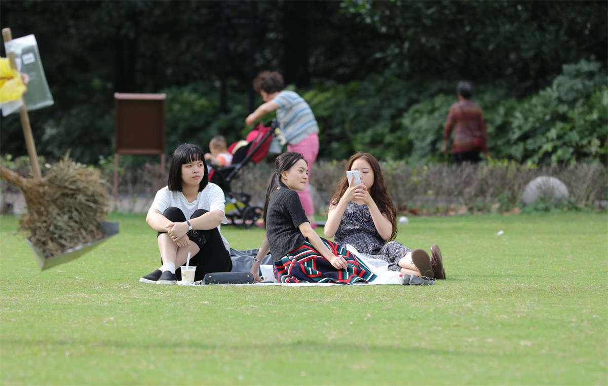 图片[2]-踏青公园街拍系列No.1099 草地上的气质女孩或躺或坐多姿势解锁 第2套-日更街拍