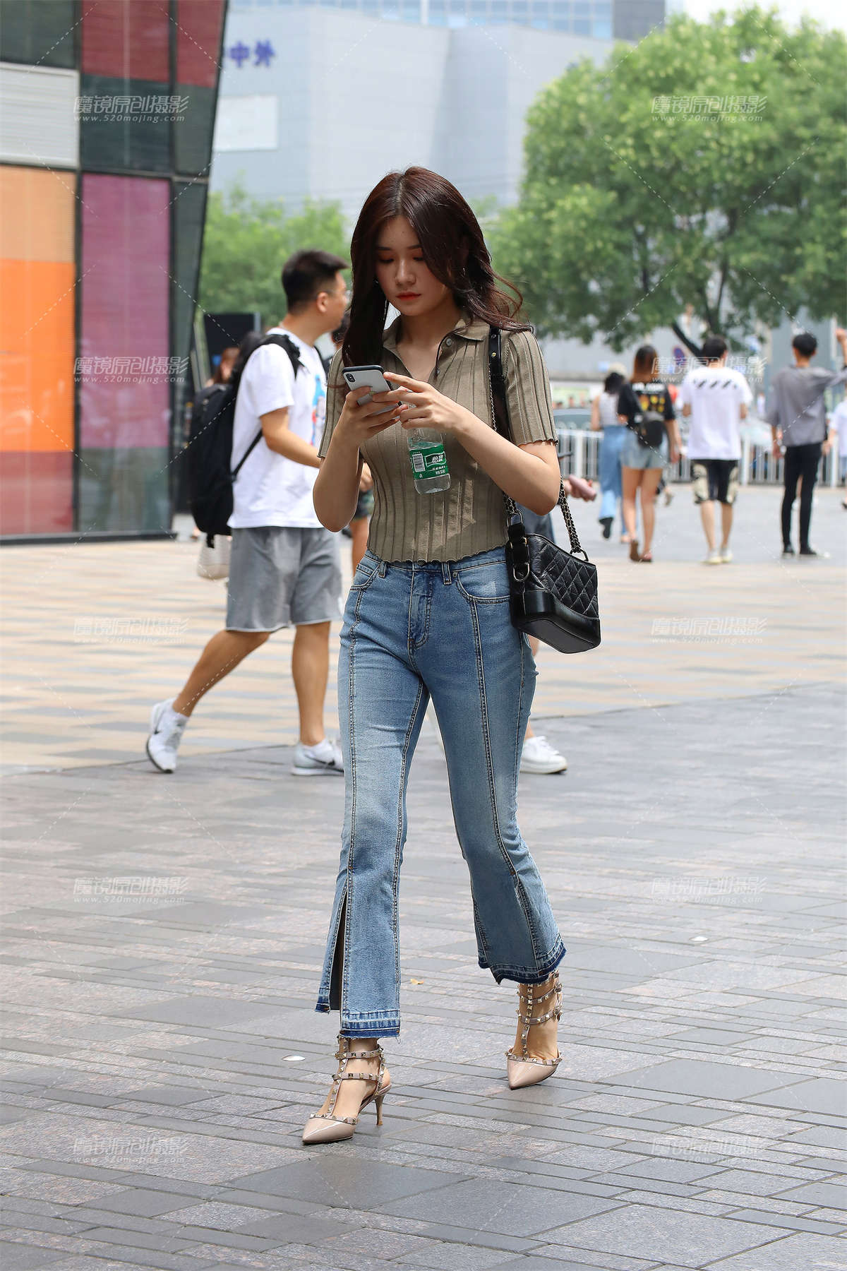 复古紧牛翘臀喇叭裤美女-日更街拍