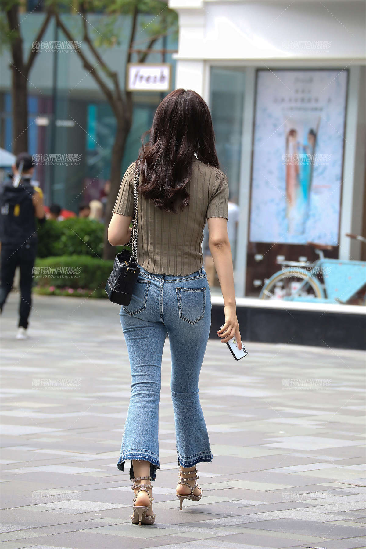 图片[2]-复古紧牛翘臀喇叭裤美女-日更街拍