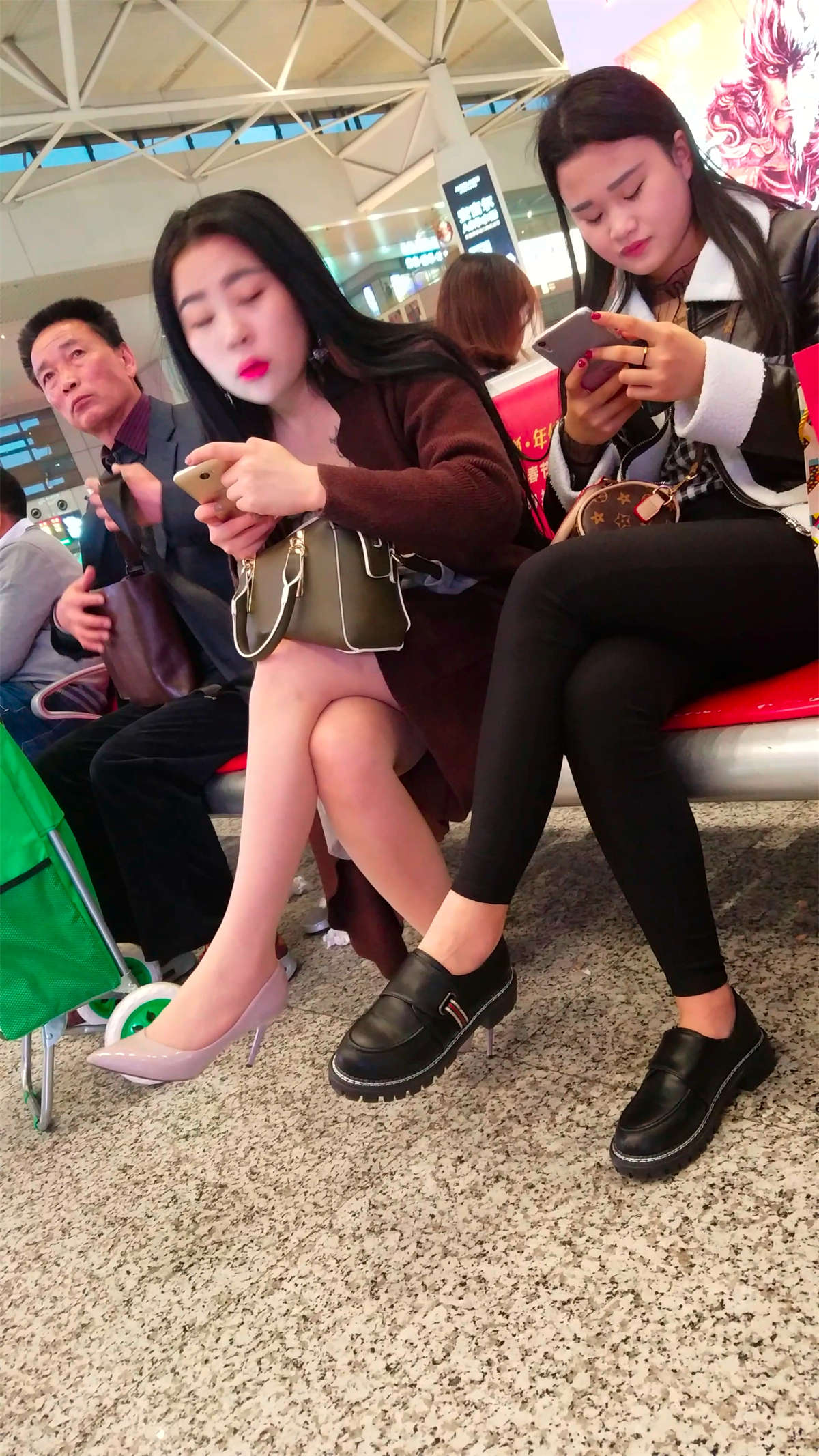 [4K高清视频]街拍深褐色外套肉丝高跟美女-日更街拍