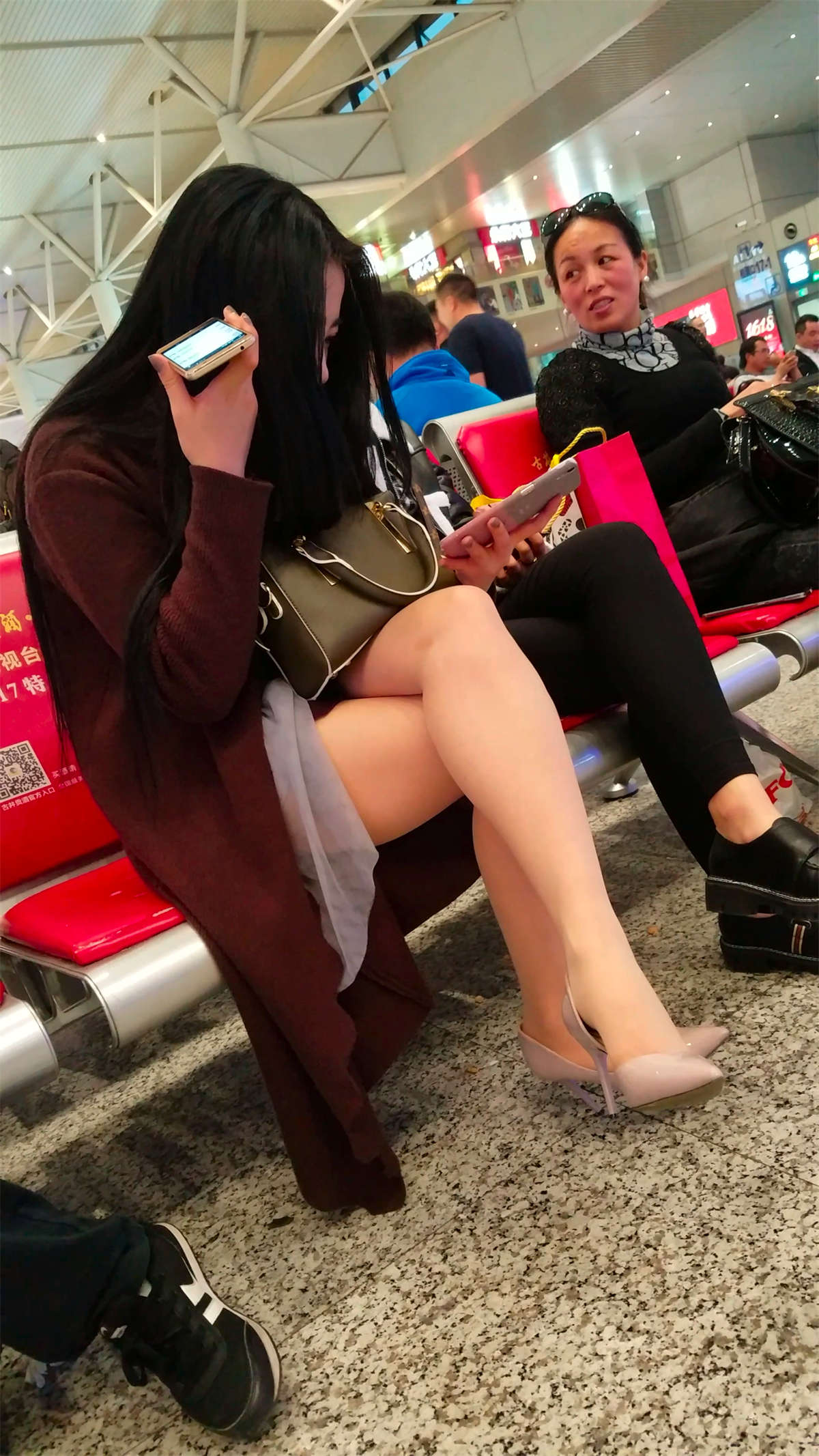 图片[2]-[4K高清视频]街拍深褐色外套肉丝高跟美女-日更街拍