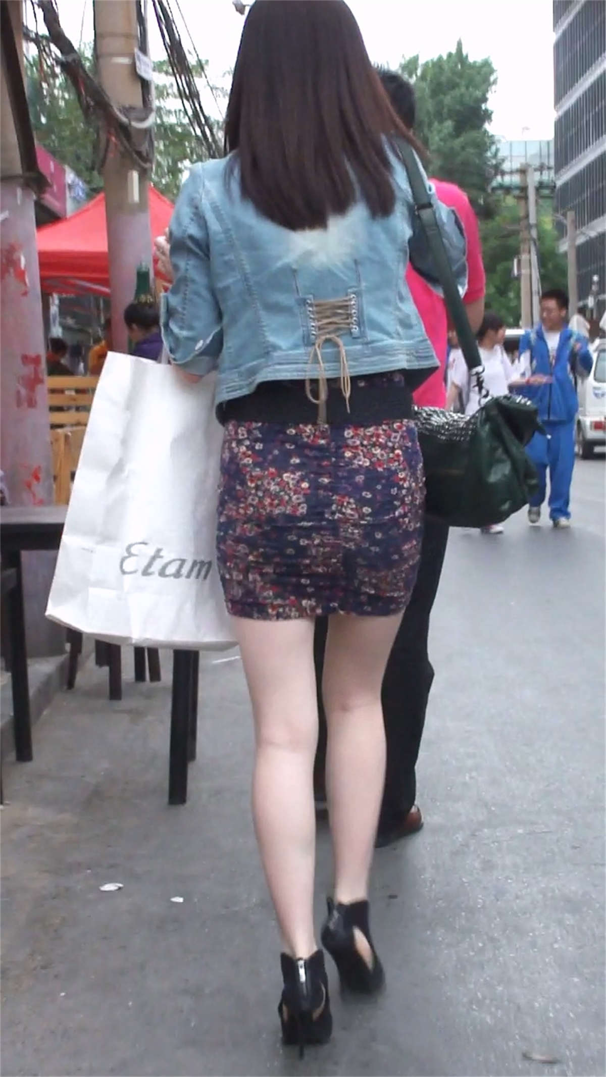 图片[2]-花裙短裤太性感迷人-日更街拍